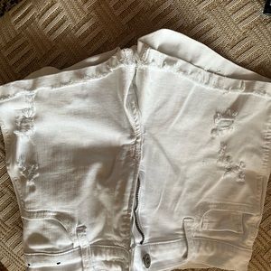 Hollister Women’s white distressed denim shorts! Great condition! Size w26/3
